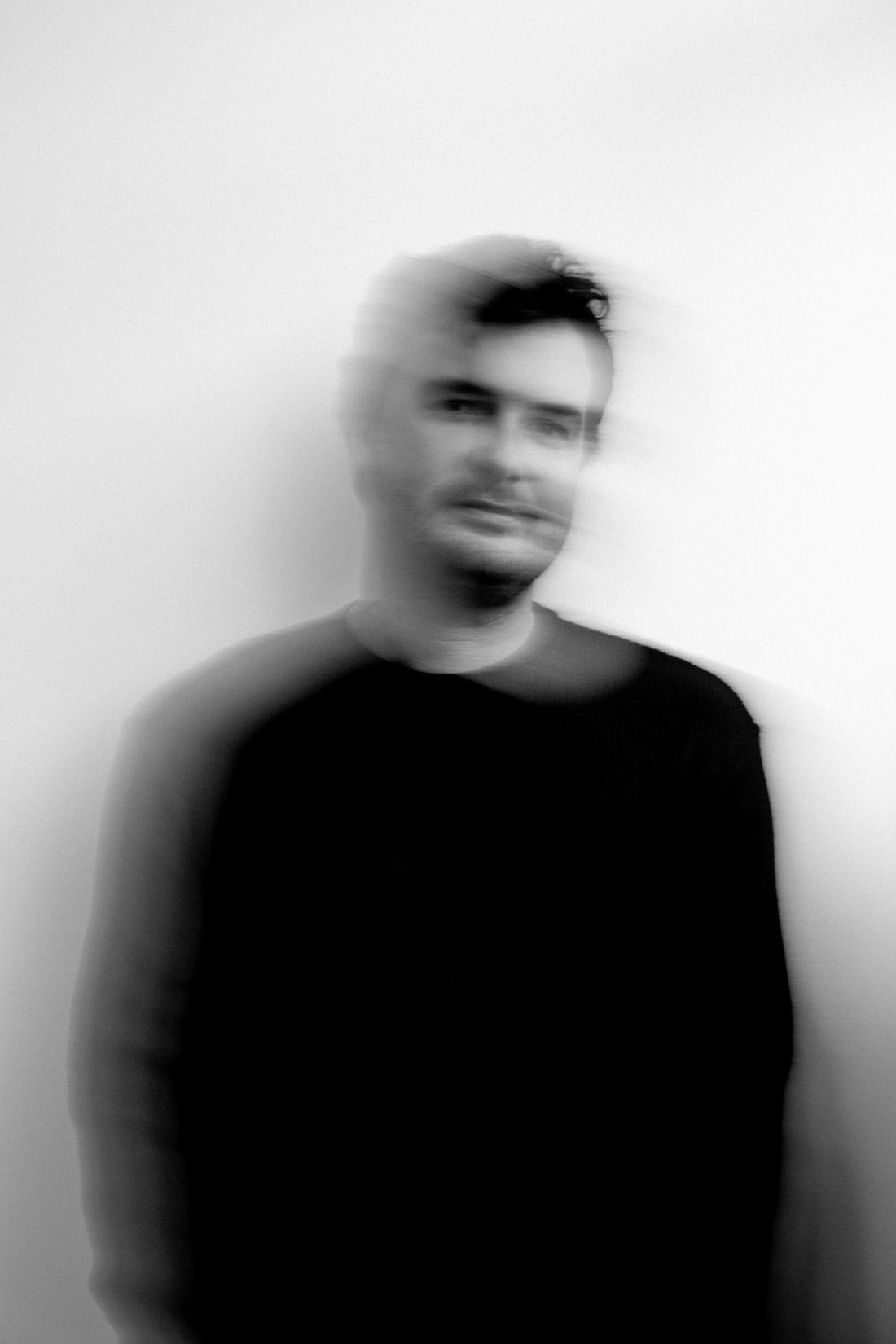 Retrato de Simão em preto e branco, em movimento